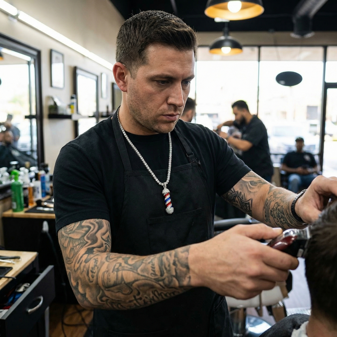 Colgante y cadena con el logotipo del barbero